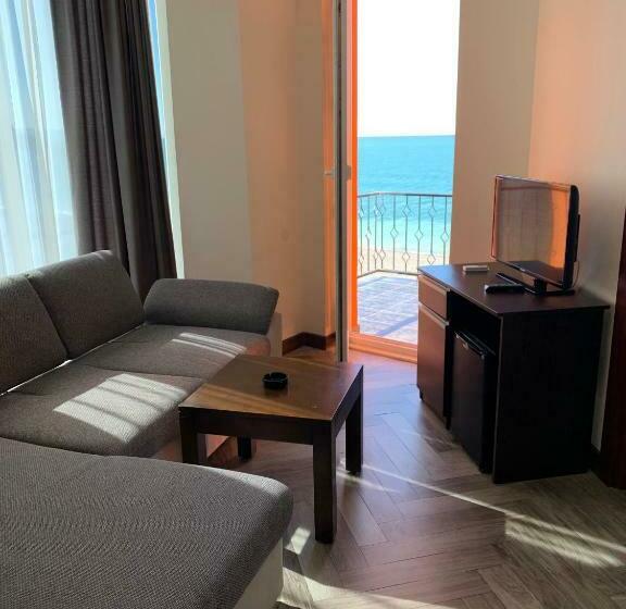 سوئیت با تخت بزرگ, Neptun Kvariati