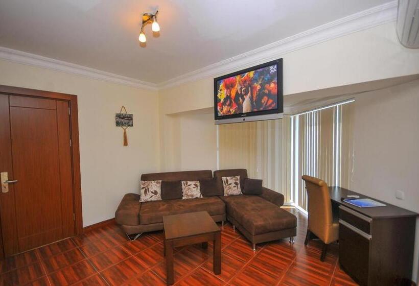 سوئیت با تخت بزرگ, Neptun Kvariati