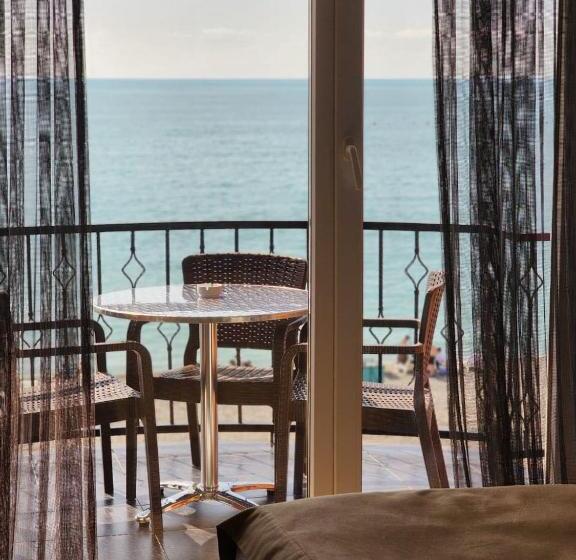 سوئیت با تخت بزرگ, Neptun Kvariati