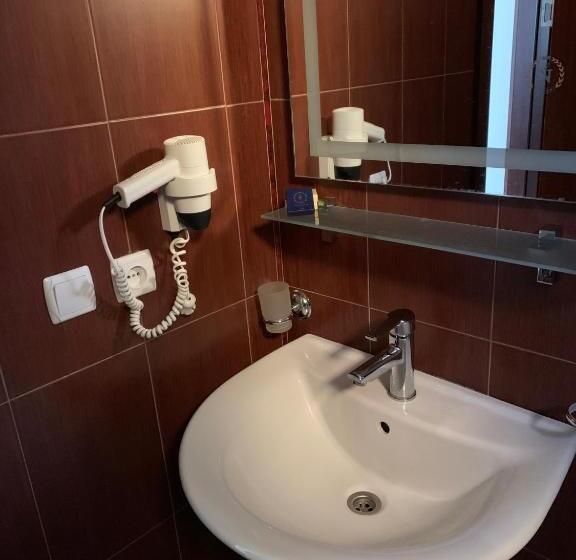 اتاق خانوادگی با چشم‌انداز دریا, Neptun Kvariati