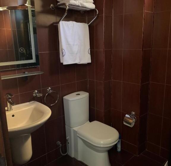 اتاق خانوادگی با چشم‌انداز دریا, Neptun Kvariati