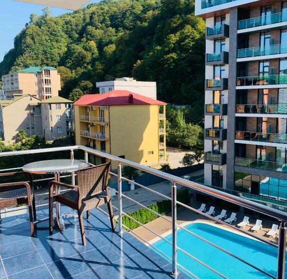 اتاق استاندارد سه تخته با چشم‌انداز استخر, Neptun Kvariati