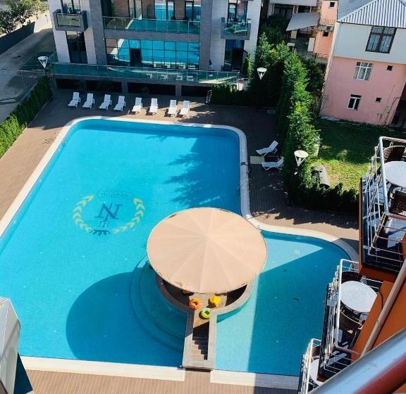 اتاق خانوادگی, Neptun Kvariati