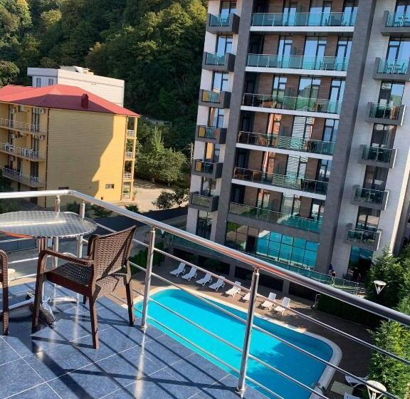 اتاق خانوادگی, Neptun Kvariati