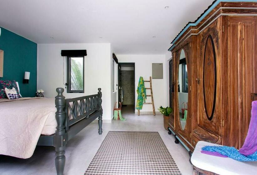 جناح, Owl And The Pussycat Hotel & Restaurant