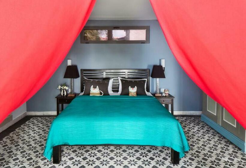 جناح, Owl And The Pussycat Hotel & Restaurant