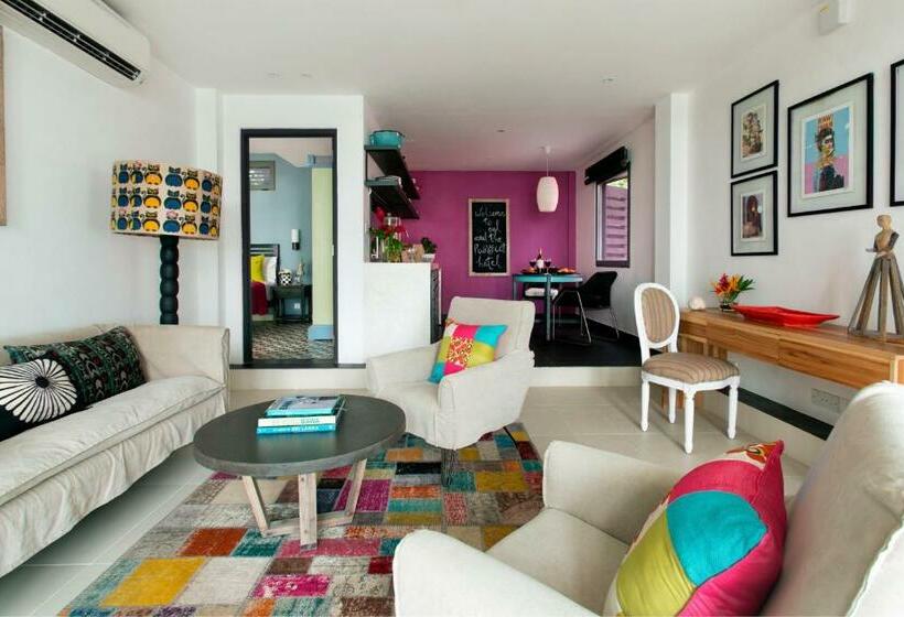 جناح, Owl And The Pussycat Hotel & Restaurant