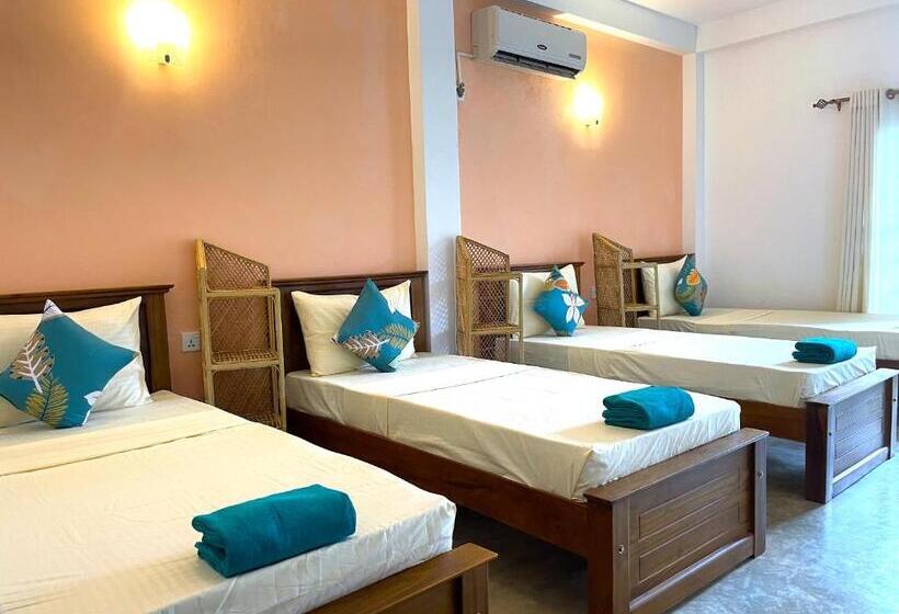 Quarto Quádruplo Standard, Riverside Cabanas