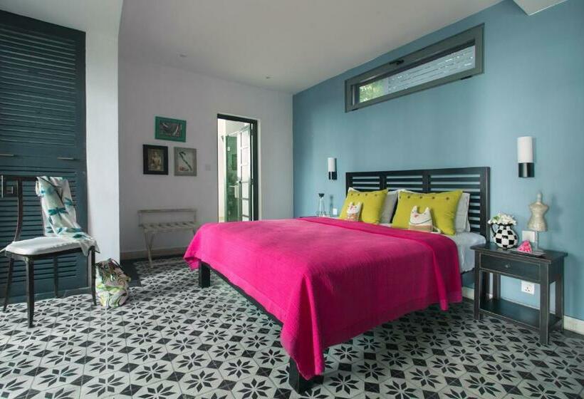 جناح, Owl And The Pussycat Hotel & Restaurant