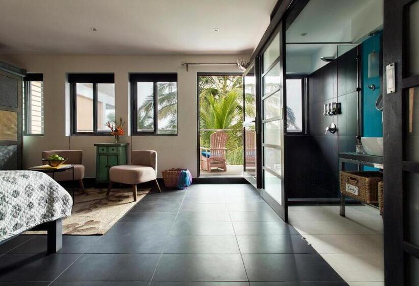 جناح, Owl And The Pussycat Hotel & Restaurant