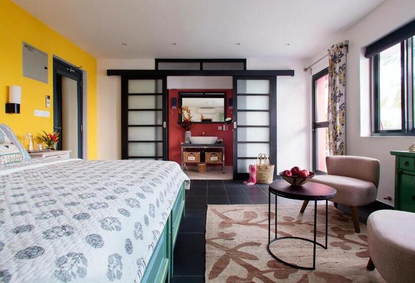 جناح, Owl And The Pussycat Hotel & Restaurant