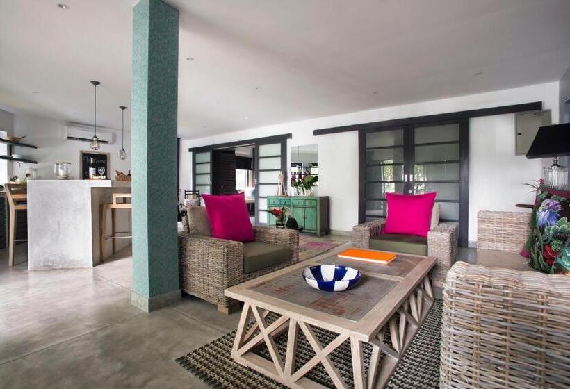 جناح, Owl And The Pussycat Hotel & Restaurant