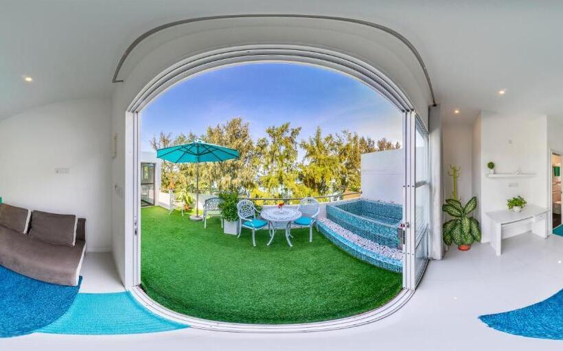 سوییت با چشم‌انداز دریا, Planktons Beach