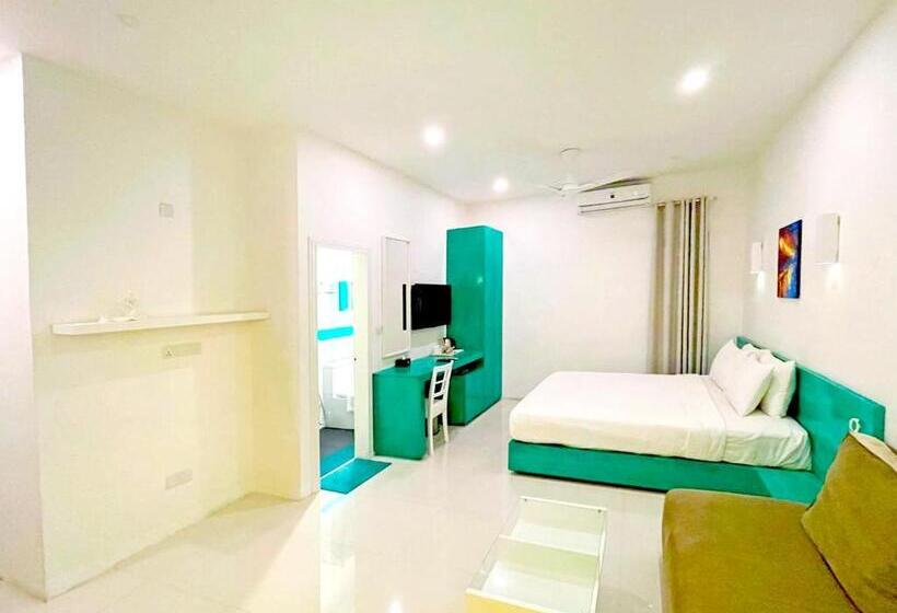 سوییت با چشم‌انداز دریا, Planktons Beach