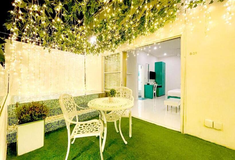 سوییت با چشم‌انداز دریا, Planktons Beach