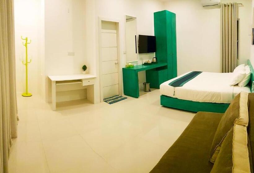 سوییت با چشم‌انداز دریا, Planktons Beach