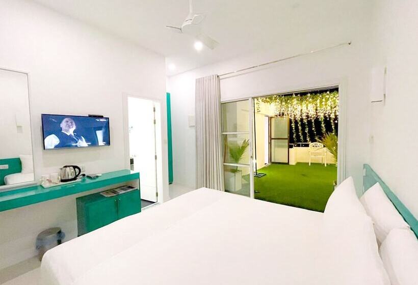 1 Bedroom Penthouse Apartment, Planktons Beach