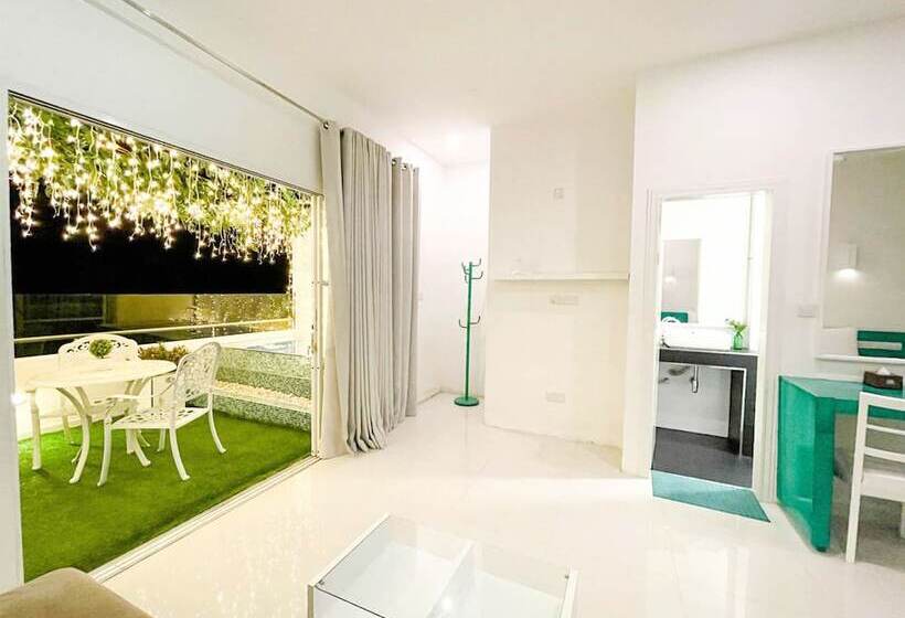 سوییت با چشم‌انداز دریا, Planktons Beach