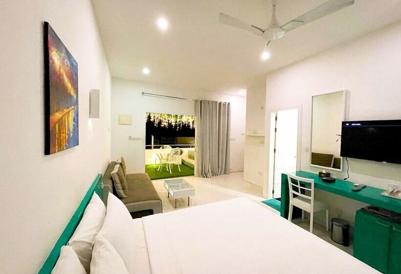 سوییت با چشم‌انداز دریا, Planktons Beach