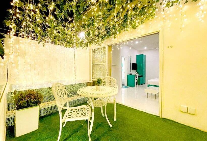 سوییت با چشم‌انداز دریا, Planktons Beach