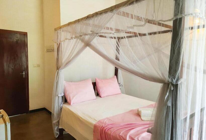 Номер Deluxe с Балконом, Unawatuna Guest