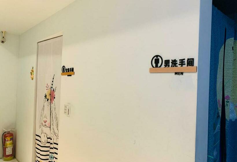 تختخواب در اتاق مشترک, Golden House