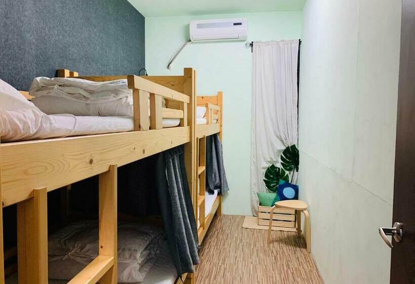 تختخواب در اتاق مشترک, Golden House