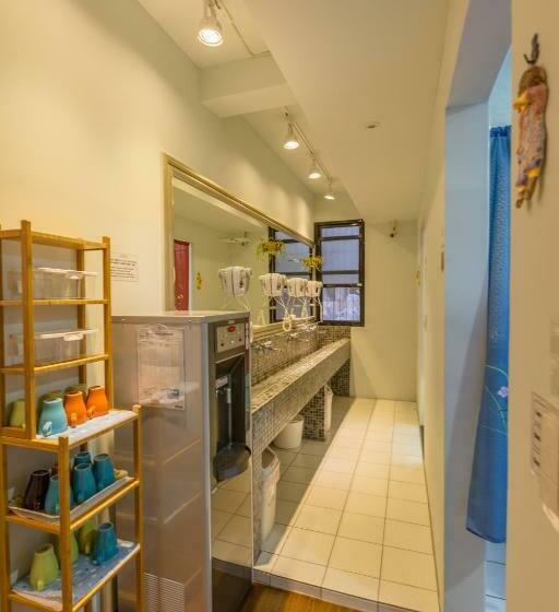 تختخواب در اتاق مشترک, Golden House