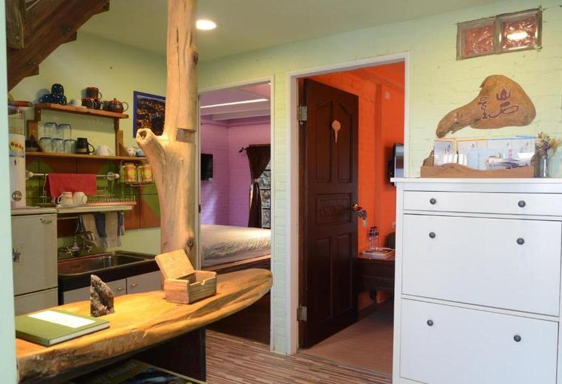 اتاق استاندارد, A Home