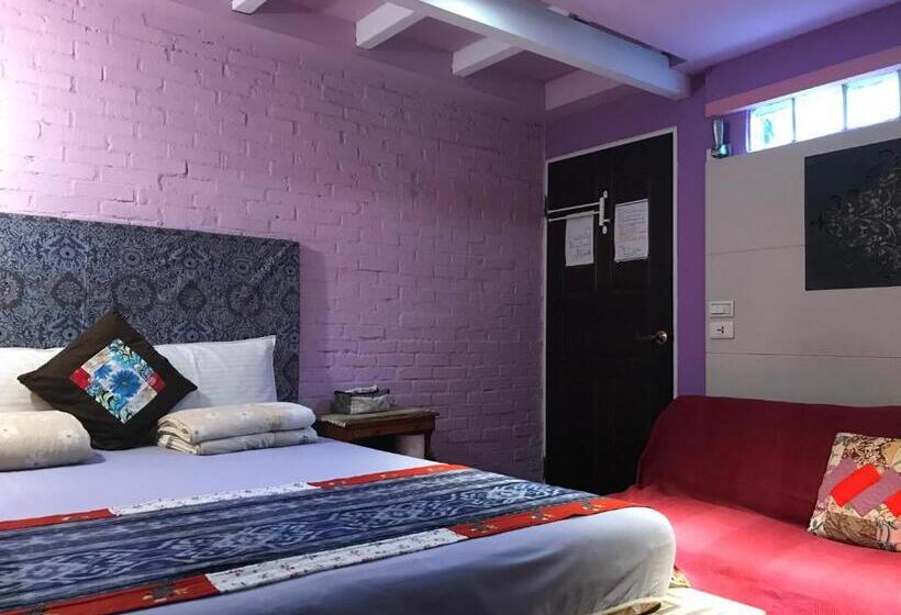 اتاق استاندارد, A Home