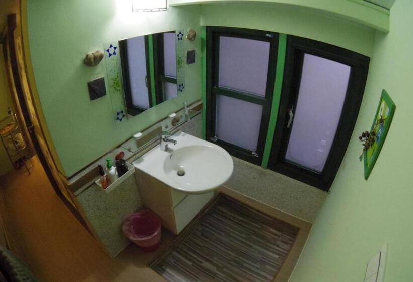 اتاق استاندارد یک نفره, A Home