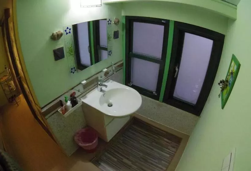 اتاق استاندارد یک نفره, A Home