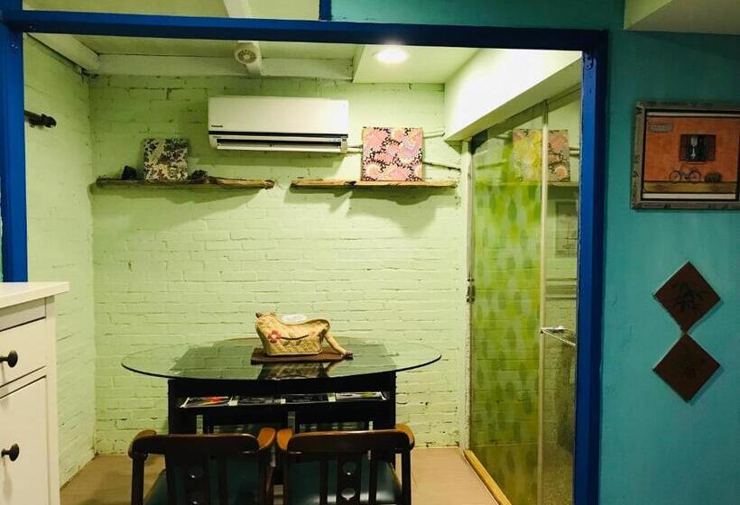 اتاق استاندارد سه نفره, A Home