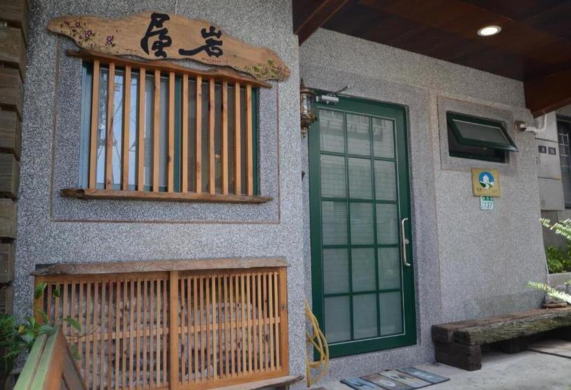 اتاق استاندارد سه نفره, A Home