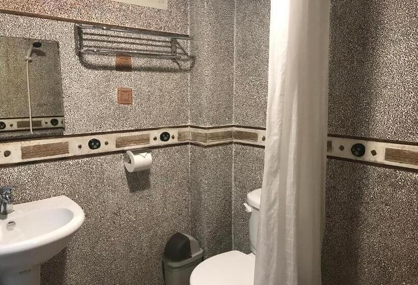 اتاق استاندارد سه نفره, A Home