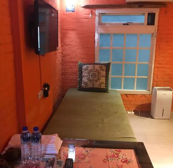 اتاق استاندارد سه نفره, A Home