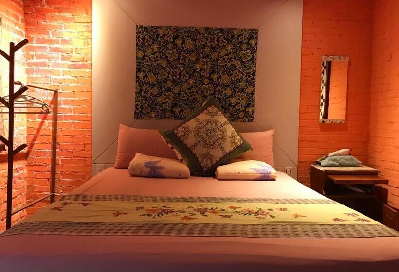 اتاق استاندارد سه نفره, A Home