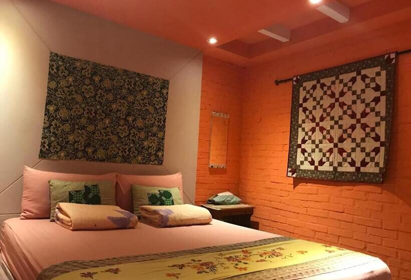 اتاق استاندارد سه نفره, A Home