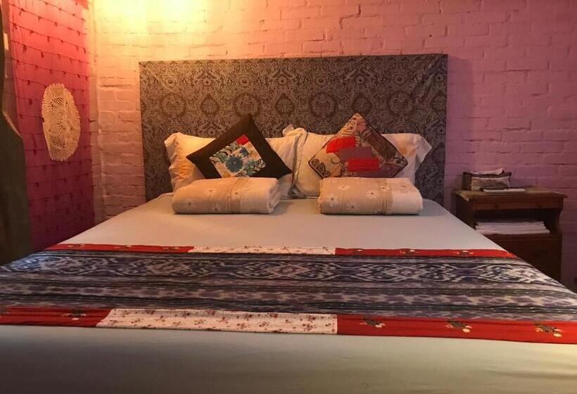 اتاق استاندارد, A Home