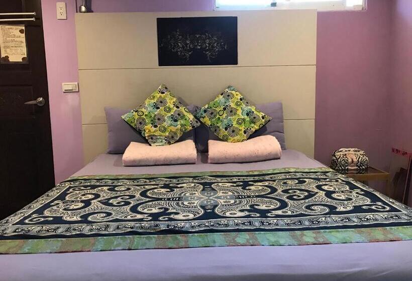 اتاق استاندارد, A Home