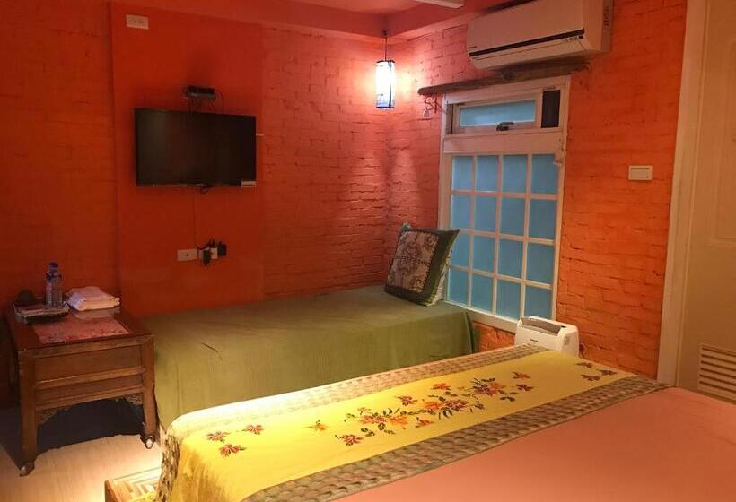 اتاق استاندارد سه نفره, A Home