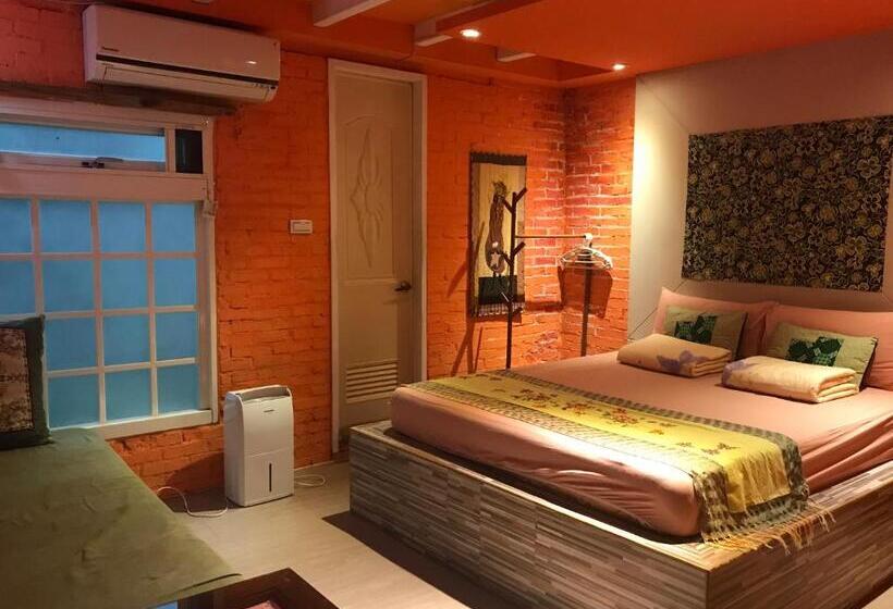 اتاق استاندارد سه نفره, A Home