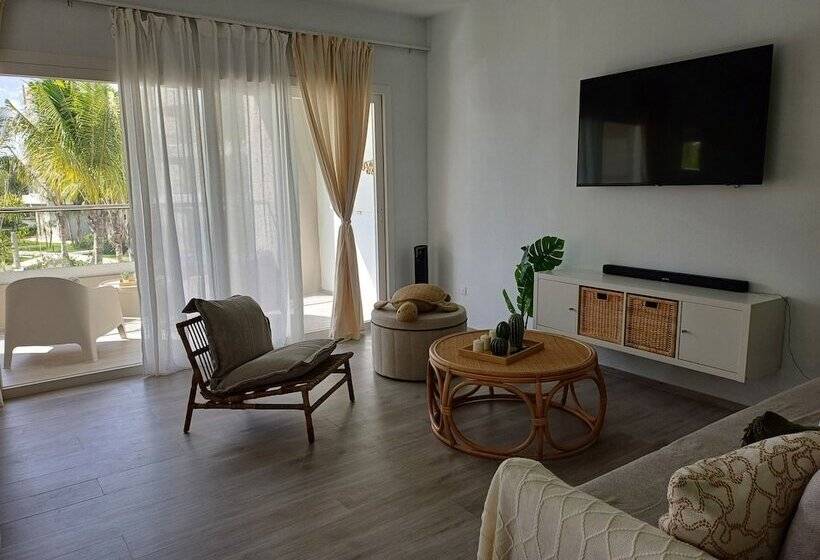 سوییت خانوادگی, TRACADERO Beach Club & Holidays Rentals