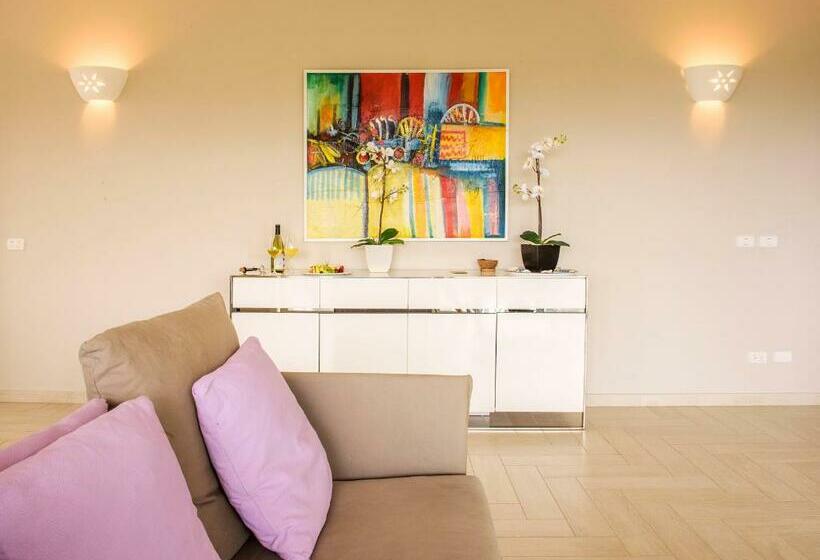 سوئیت پنت هاوس, TRACADERO Beach Club & Holidays Rentals