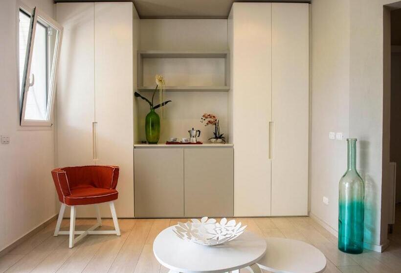 سوییت, TRACADERO Beach Club & Holidays Rentals