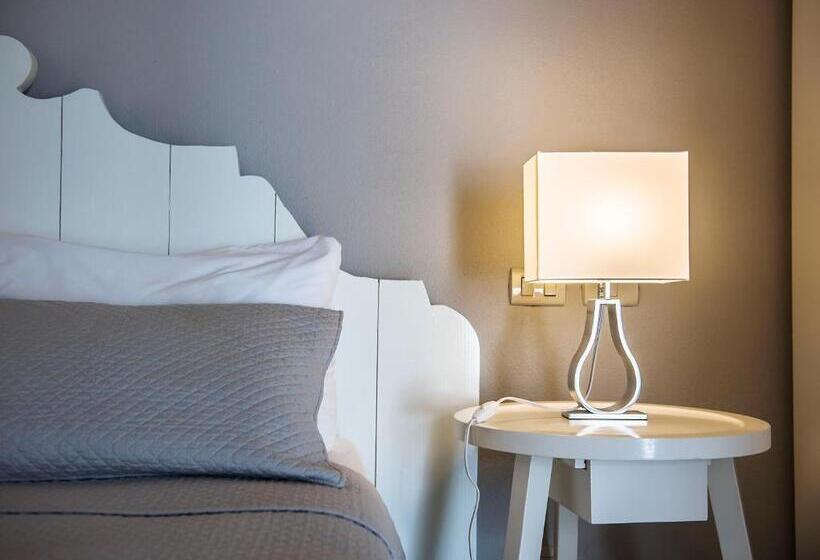 سوییت, TRACADERO Beach Club & Holidays Rentals