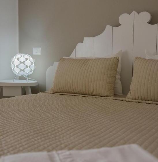 سوییت, TRACADERO Beach Club & Holidays Rentals