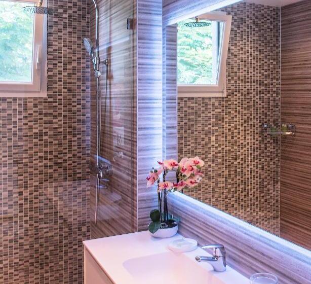 سوییت, TRACADERO Beach Club & Holidays Rentals