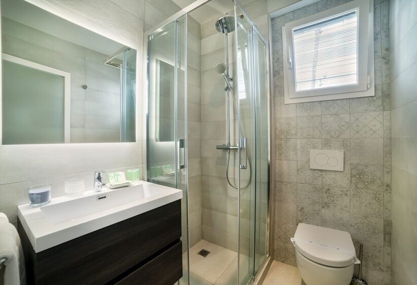 سوییت خانوادگی, TRACADERO Beach Club & Holidays Rentals