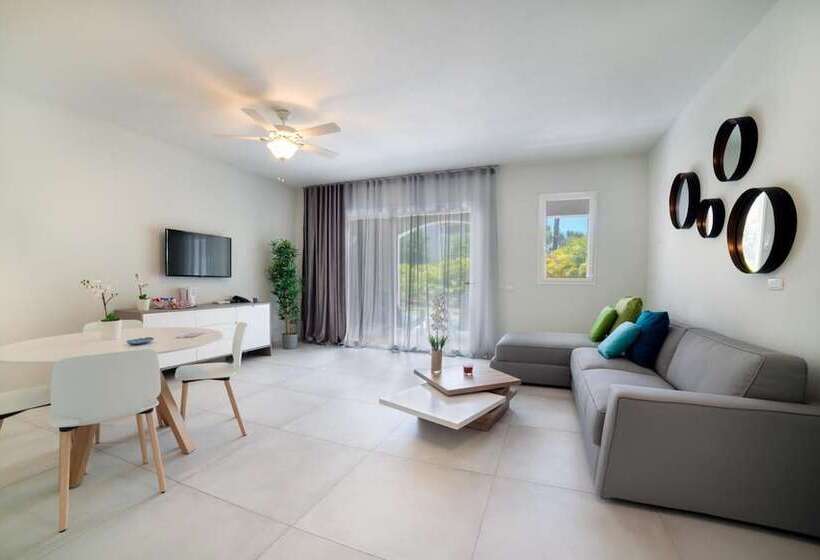 سوییت خانوادگی, TRACADERO Beach Club & Holidays Rentals